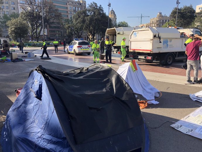 Servicios de limpieza y Guardia Urbana en la acampada de plaza Catalunya