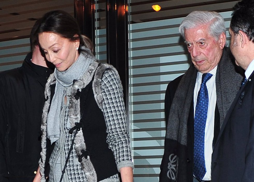 Mario Vargas Llosa e Isabel Preysler salen del Bermabéu