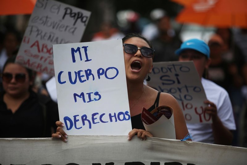 Más de 300 escritoras argentinas solicitan al Congreso de 