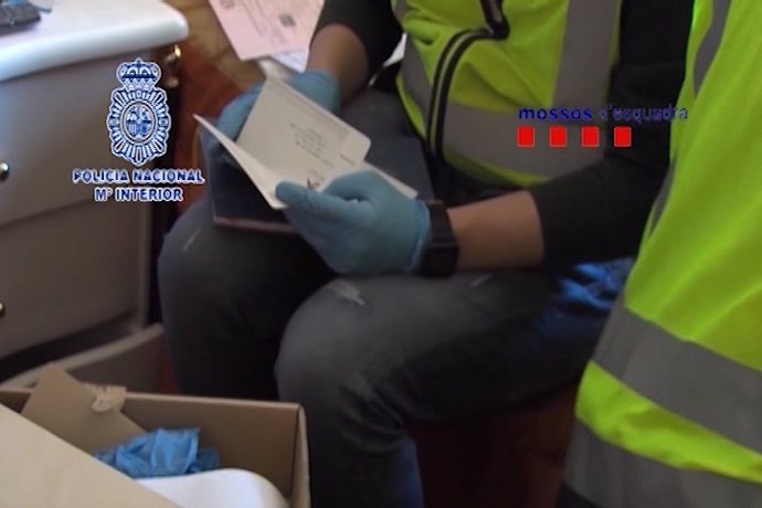 Policía Nacional y Mossos d Escuadra en una operación contra la falsificación