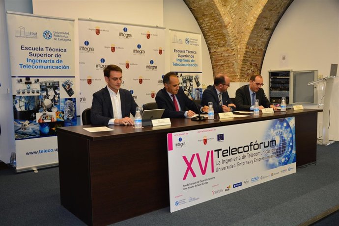 Rector de la UPCT, Alejandro Díaz Morcillo, pressentando iniciativa