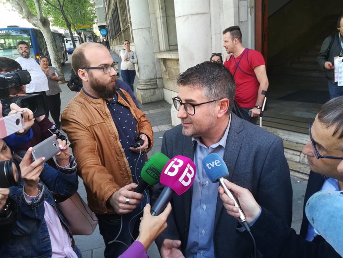 Josep Ramon Cerdà, ex director del IEB, atiende a los medios ante el Juzgado