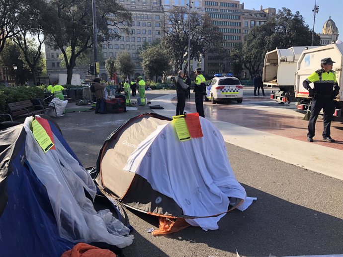 Desalojo del campamento de personas sin techo en la plaza Catalunya