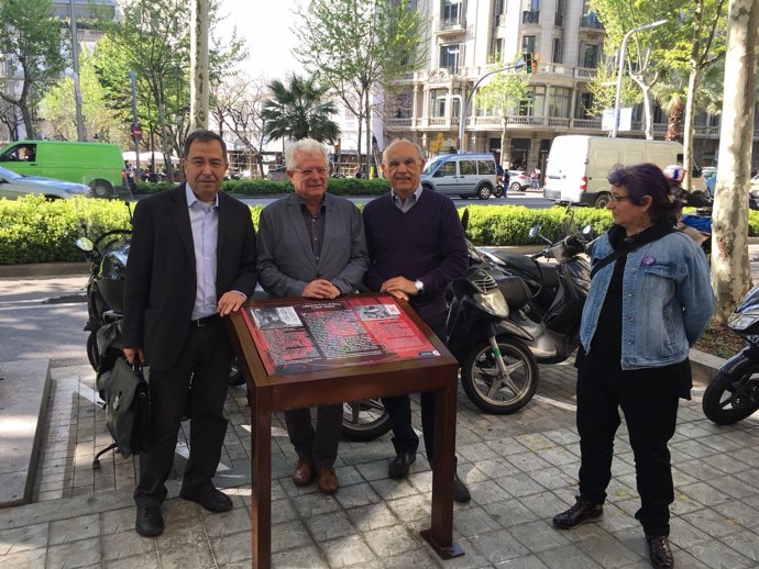 Atril conmemorativo de la librería Cinc d'Oros de Barcelona