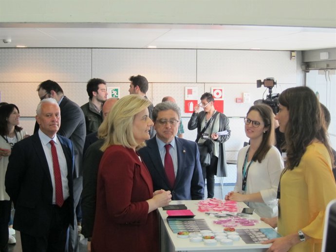 La ministra Fátima Báñez, en una visita al JOBarcelona
