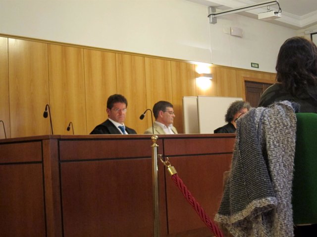 El acusado, junto a sus abogados, en el juicio.                   
