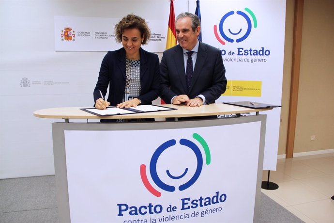 Dolors Montserrat firma un acuerdo sobre violencia de género