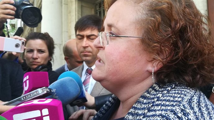 Ruth Mateu atiende a los medios ante el Juzgado