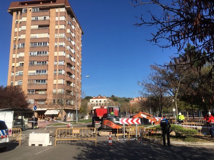 Obras de reparación de tubería en la calle Barbecho. 18-4-2018
