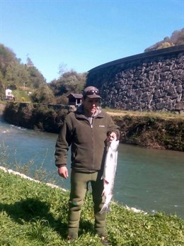 Xabier Lanz, de Bera, con el primer salmón de la temporada