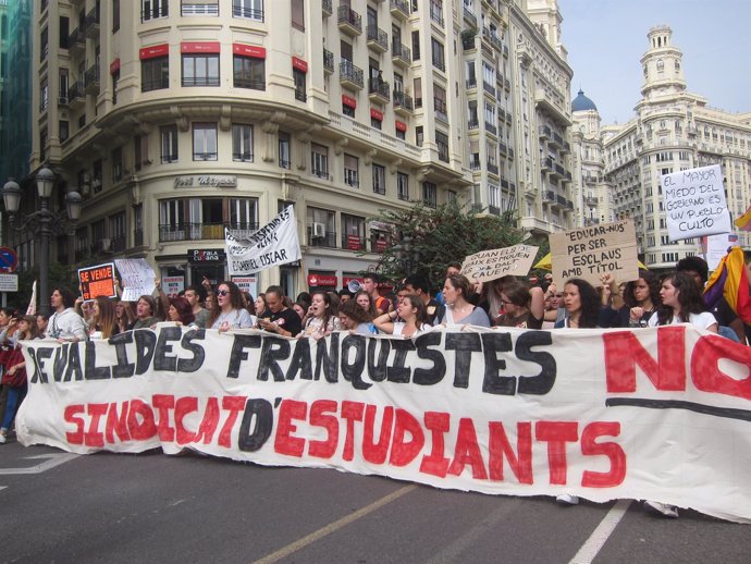 Manifestación de estudiantes contra la LOMCE y las reválidas en Valencia