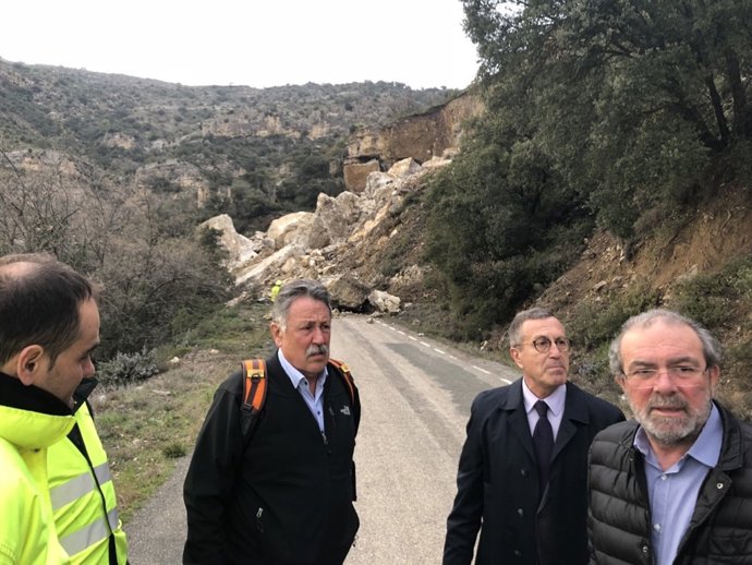 Joan Reñé visita el desprendimiento en la carretera de Castell de Mur