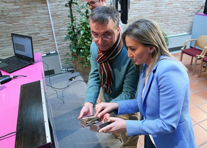 Tolón con el responsable del Archivo