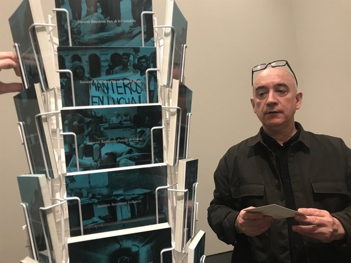 Domènec al costat de la seva instal·lació 'Barcelona Souvenir' en el Macba