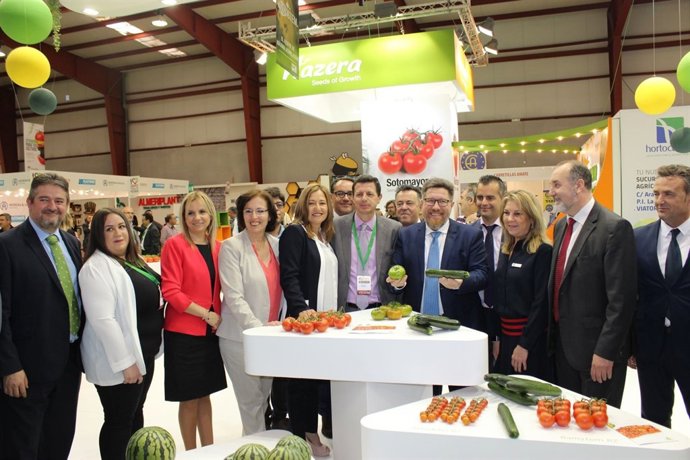 Sánchez Haro en uno de los expositores de la feria Expolevante de Níjar