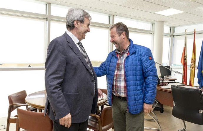 El consejero con represntantes de la mancomunidad