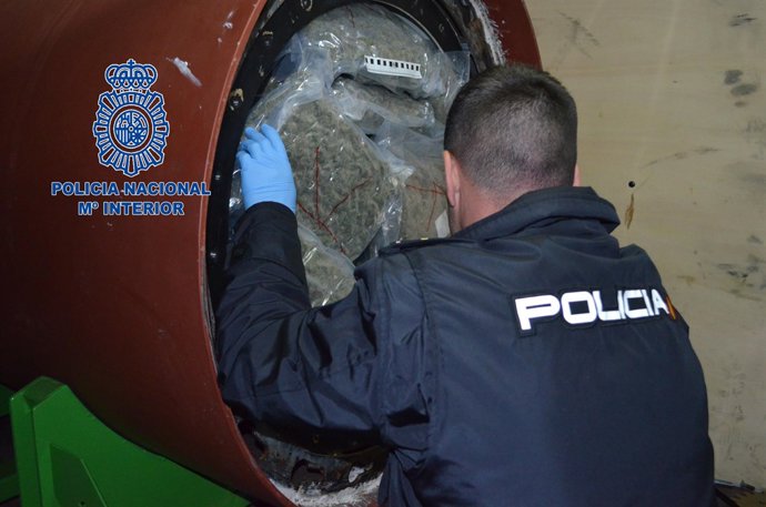 Localitzen 124 quilos de marihuana ocults en un cilindre industrial