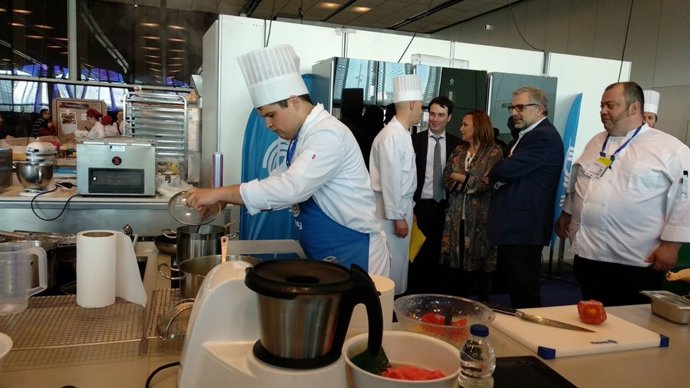 Mayte Pérez ha visitado hoy a los alumnos que compiten en Aragón Skills