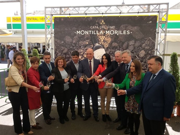 Autoridades brindan en la XXXV Cata del Vino Montilla-Moriles