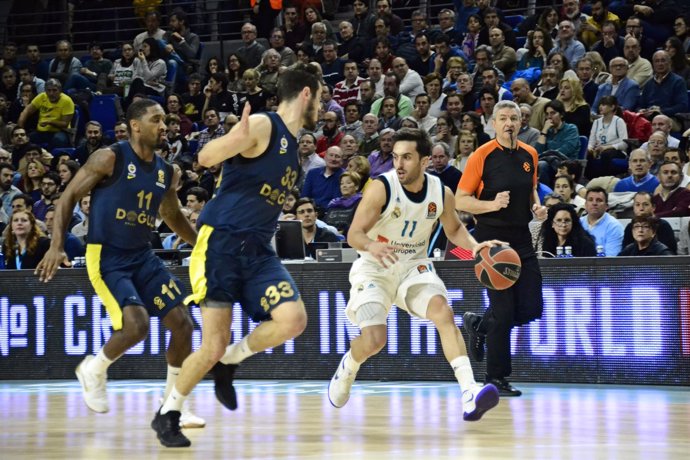 Facundo Campazzo (Real Madrid Basket) arrebata el balón al Fenerbahce 