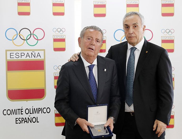 Alejandro Blanco entrega la insignia del COE al Conde de Godó
