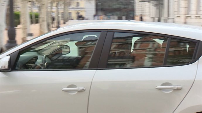 Cotxes de la Guàrdia Civil amb la detinguda Tamara C.G, ideòloga dels CDR