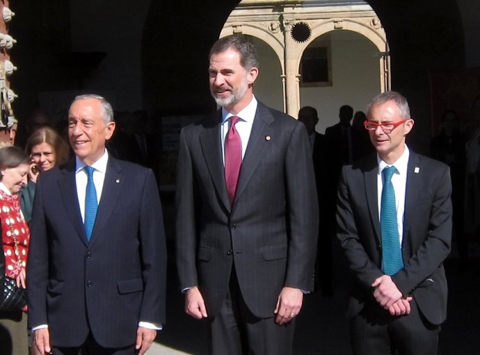 El presidente de Portugal junto al rey y al rector de la USAL, 18-4-18