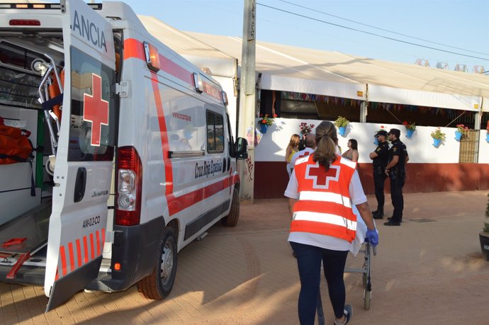 Efectivos de Cruz Roja durante la feria de Córdoba