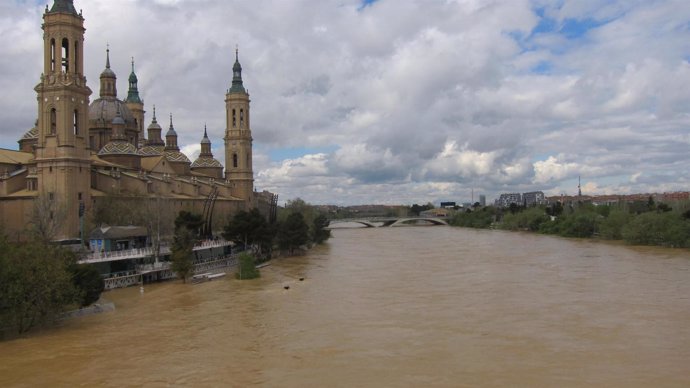                                Crecida Del Ebro A Su Paso Por Zaragoza