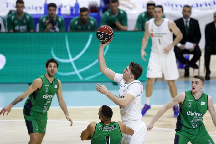 Luka Doncic tira a canasta en un Real Madrid-Joventut