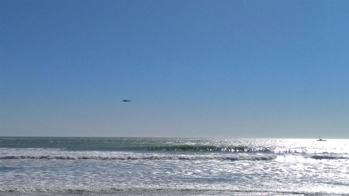 Buscan a un kitesurfista desaparecido en Cádiz