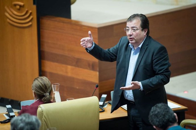 Fernández Vara en el pleno de la Asamblea