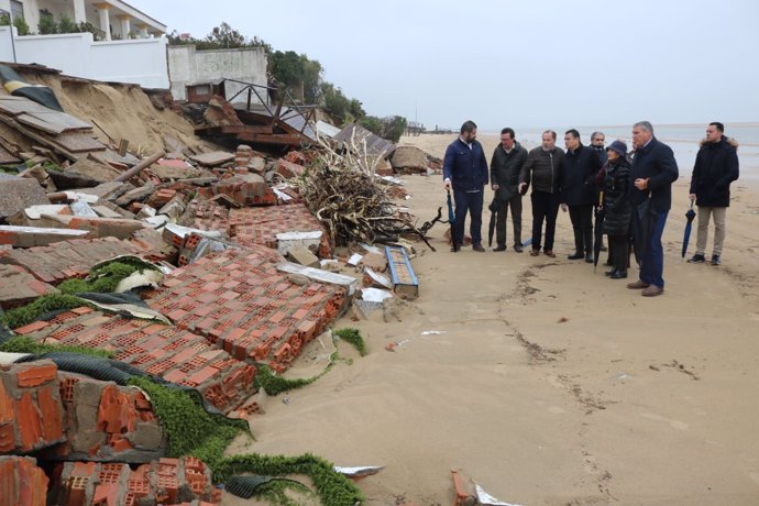 El delegado del Gobierno, Antonio Sanz, visita los daños del temporal en Portil.