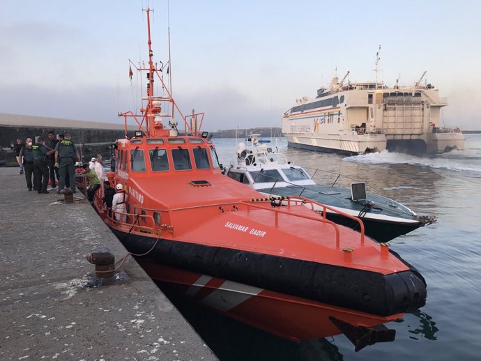 Embarcación de Salvamento Marítimo que trabaja en el rescate de pateras en Cádiz