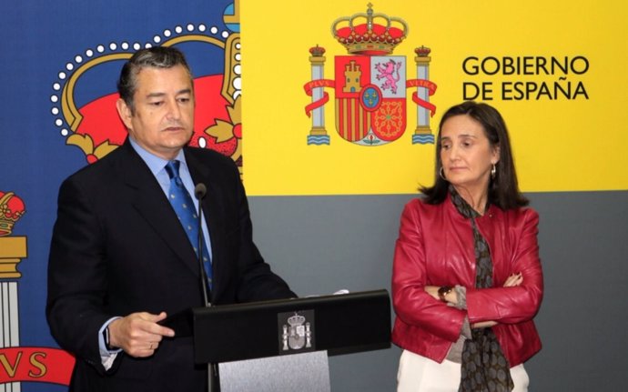 Antonio Sanz, con Asunción Grávalos, en rueda de prensa en Huelva