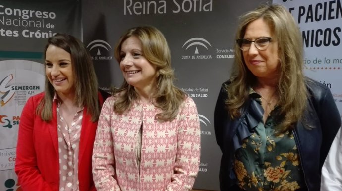 Álvarez (centro) entre las delegadas del Gobierno andaluz y de Salud en Córdoba