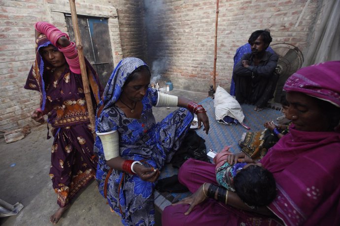Lalee Kolhi (centro),una trabajadora esclava liberada, en su casa de Hyderabad