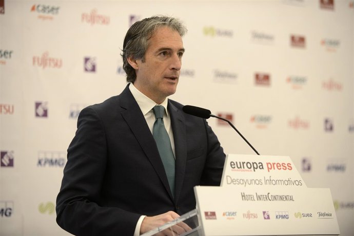 El ministro de Fomento, Íñigo de la Serna, en un desayuno informativo 
