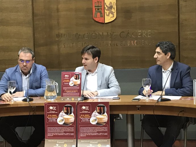 Firma convenio DOP Torta del Casar y Diputación de Cáceres