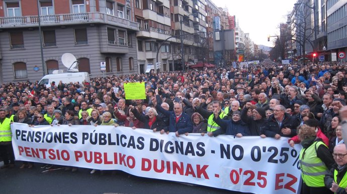 Pensionistas  se manifiestan por Bilbao  el pasado 17 de marzo