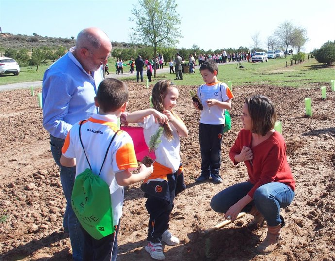 Gamarra y Ruiz Tutor, con algunos de los niños       