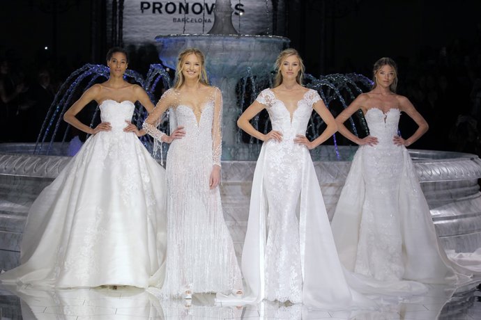 Desfilada de Pronovias en la Barcelona Bridal Fashion Week 2017