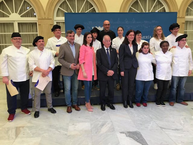 Un grupo de 15 usuarios de FAAM completan un curso de cocina con Diputación.