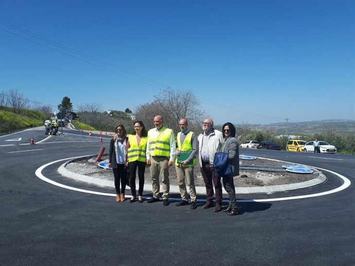 Vioque y Ruiz (segunda y tercero por la izda.) en la nueva glorieta