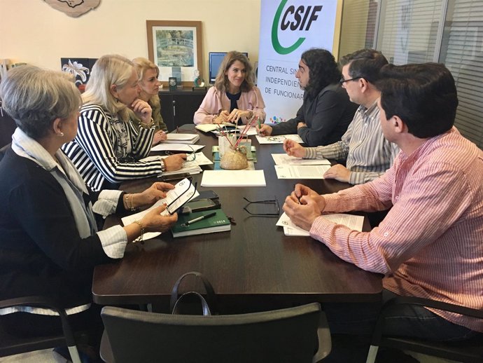 La parlamentaria del PP Ana Mestre reunida con representantes del CSIF