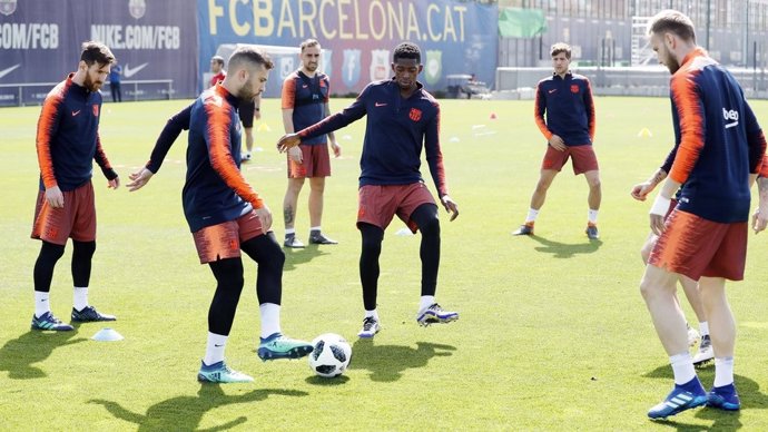 Rakitic entrena junto a Jordi Alba, Dembélé, Messi, Alcácer y Sergi Roberto
