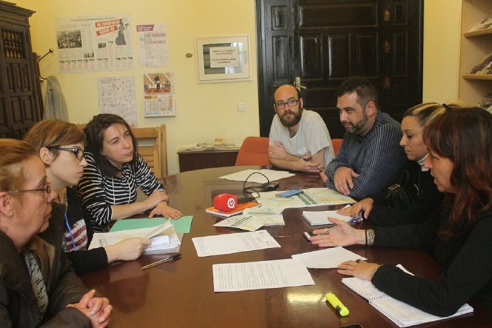 Participa Sevilla e IU apoyan a una familia en riesgo de desahucio