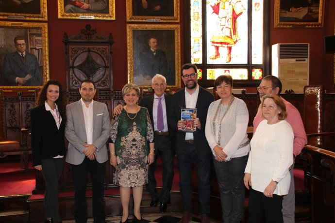 Cort rinde homenaje a Emilio de la Cámara