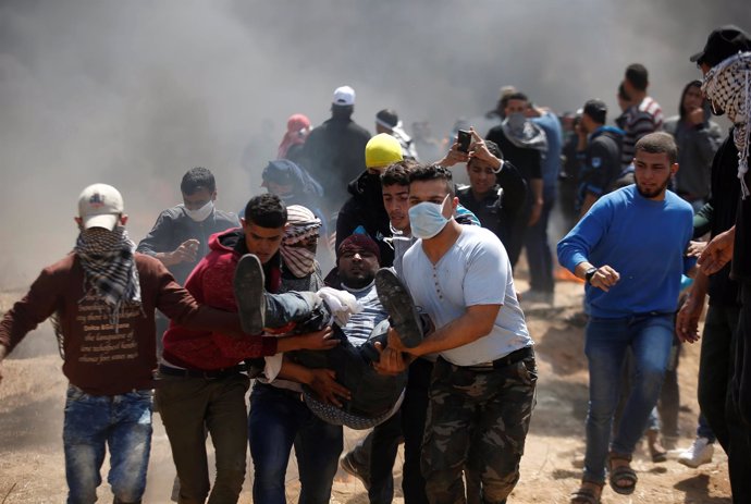 Un palestino herido evacuado durante las protestas en Gaza