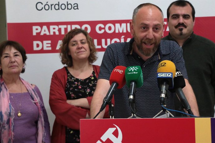 Ernesto Alba en la sede del PCA de Córdoba